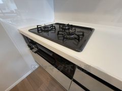 3種類の料理が同時に調理できる、3口ガスコンロ。忙しい夕食の支度時間が短縮できて効率よくお料理が楽しめます。