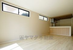 同仕様写真。家族が集まる開放的なリビング。思い思いの時間を過ごしたり、家族みんなで食事をしたり、素敵な団らんの場になりますね＾＾