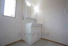 同仕様写真。三面鏡つき洗面台。鏡裏にたっぷりとした収納スペースがあります。鏡を閉めてしまえば小物は見えないため、スッキリとした印象の洗面台にできます。