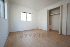 同仕様写真。住む人のこだわりを活かす洋室。日当たりがよく、寝室としての利用もおすすめ。広めのクローゼットには荷物をすっきり片付けられ、ゆとりのある暮らしが出来ます＾＾