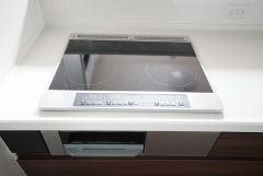 汚れてもサッとふける、お手入れのしやすいIHクッキングヒーター。オール電化なので経済的です。