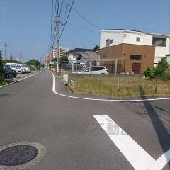 住人以外の車の進入も少なく、小さなお子様を持つご家庭にも安心です。落ち着いた住宅地内で快適な生活を実現してみませんか。