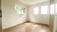 住む人のこだわりを活かす洋室。日当たりがよく、寝室としての利用もおすすめ。広めのクローゼットには荷物をすっきり片付けられ、ゆとりのある暮らしが出来ます＾＾