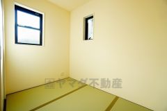 リビングからの続き間として和室をご用意しました。普段はリビングとつなげて開放的なスペースとして、来客時には客間としてお使いいただけます。