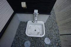 お車の洗車や外壁のお掃除をする際に便利な外水栓。