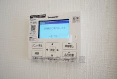 キッチン横からお湯張り、追い炊き、足し湯がボタン一つで楽々操作できる給湯機リモコンです。忙しい夕飯準備の時間帯に重宝しますね。