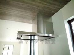 お手入れが簡単なスリム型レンジフードです。調理により発生する油煙や臭いを吸い込み、屋外へ排気してくれます。