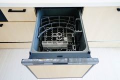 食事の後の手間を解消する食器洗い乾燥機付。冬場の洗い物で手荒れの悩みもなくなります。手洗いよりも節約できて便利。