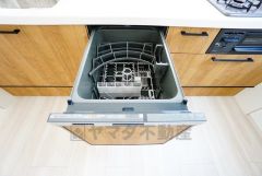 家事の時間が短縮できるフルオープンで開けやすい食器洗い乾燥機付。食事後に家族とのくつろぎタイムをしっかり取れます。