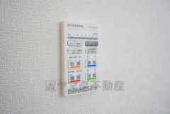 浴室暖房乾燥機付き。天候に左右されず、いつでも好きなときに洗濯物を干せるので、仕事や家事で忙しい方に重宝します。