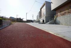 住人以外の車の進入も少なく、小さなお子様を持つご家庭にも安心です。
