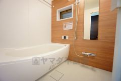 雨の日の洗濯も安心できる浴室暖房乾燥機付き浴室。バスルームの洗い場の床材は水はけの良い素材を採用。カビが生えにくい設計になっております。