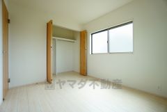 同仕様写真。暖かい日差しが差し込む洋室。たっぷり収納できるクローゼット付きでお部屋の中をすっきりと快適に保てます。