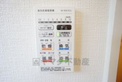 浴室暖房乾燥機付き。天候に左右されず、いつでも好きなときに洗濯物を干せるので、仕事や家事で忙しい方に重宝します。