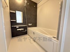 1日の疲れを癒すくつろぎのバスルーム。足を伸ばしてもゆったりと入れるサイズです。お子様と一緒にお風呂に入っても狭くないですね^^