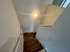 小さなお子様やご高齢の方でも安心できる、手すり付き階段。段差も低めで設定されており、安全性にも優れています。