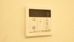 キッチン横からボタンひとつで操作が楽々。