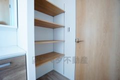 便利な洗面室収納。散らかりがちなバスタオルや清掃用品、化粧品や予備のシャンプー等もきれいに整頓できますね。