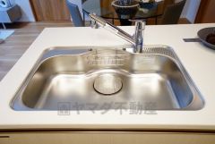 広々としたステンレスシンクには、洗剤やスポンジを収納出来るラック付き。広さも確保しているので、大きなお鍋も洗いやすいです。