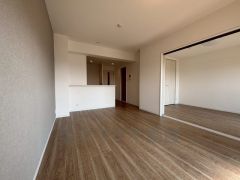 リビングは広々とした設計で、家族が集い、寛ぐ暮らしの空間を演出しています。思い思いの時間を過ごしたり、家族みんなで食事をしたり、素敵な団らんの場になりますね。