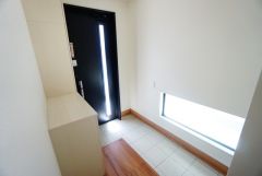 たっぷり収納できるシューズボックスです。家族全員の靴がきれいに整頓できます。棚の上にお花や写真を飾っても良いですね。