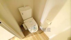 温水洗浄機付トイレです。節水機能もあるので、安心して使えますね。もちろん、1階2階の2ヶ所にトイレがあるので、忙しい朝にもゆとりができますね。