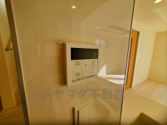 キッチン横からボタンひとつで操作が楽々。