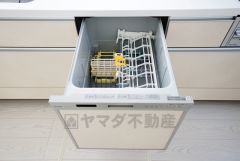 家事の時間が短縮できるフルオープンで開けやすい食器洗い乾燥機付。食事後に家族とのくつろぎタイムをしっかり取れます。