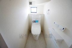 温水洗浄機付トイレです。節水機能もあるので、安心して使えますね。もちろん、1階2階の2ヶ所にトイレがあるので、忙しい朝にもゆとりができますね。