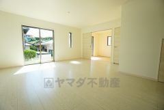 同仕様写真。家族が集まる開放的なリビング。思い思いの時間を過ごしたり食事をしたり、素敵な団らんの場になりますね＾＾