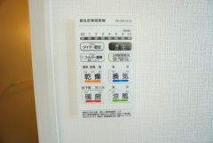雨の日の洗濯も安心できる浴室暖房乾燥機付き浴室。リモコンで操作もボタン1つで簡単。