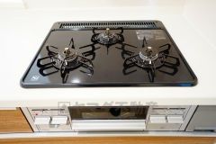 同時にたくさんの料理が調理できる3口コンロ。長時間熱を通しておきたい煮込み料理を作りながら、炒め物など同時進行で進められます。