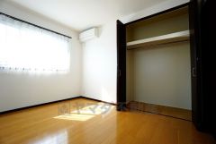暖かい日差しが差し込む洋室。たっぷり収納できるクローゼット付きでお部屋の中をすっきりと快適に保てます。