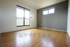 寛ぎの時間を紡ぎだす主寝室は、大型ベッドを置いても余裕の広さを確保しています。