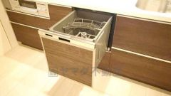 食事の後の手間を解消する食器洗い乾燥機付。冬場の洗い物で手荒れの悩みもなくなります。手洗いよりも節約できて便利。