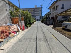 現地（2025年7月28日）撮影。大型車の通行が少なく、騒音や振動が少ないので静かで快適な生活を送れます。