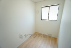 同仕様写真。家事導線がスムーズになるユーティリティルーム。洗濯や収納にも便利な実用空間です。