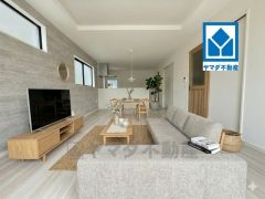 家族が集まる開放的なリビング。思い思いの時間を過ごしたり食事をしたり、素敵な団らんの場になりますね。家具はCGによるイメージ画像です。