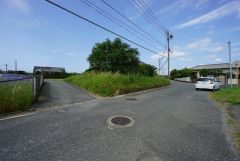 現地（2025年5月20日）撮影。前面道路は広く、車同士がすれ違うスペースが十分にあります。落ち着いた住宅地内で快適な生活を実現してみませんか＾＾