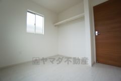 同仕様写真。住む人のこだわりを活かす洋室。日当たりがよく、寝室としての利用もおすすめ。広めのクローゼットには荷物をすっきり片付けられ、ゆとりのある暮らしが出来ます＾＾