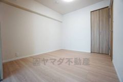 リビング隣の洋室です。木目調のシンプルデザインで落ち着きと安らぎの空間に仕上げています。