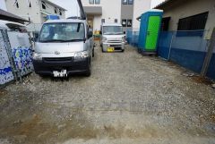現地（2023年3月20日）撮影。駐車スペースはゆとりある4台分を確保。マイカー用に、お客さま用に、余裕を持ってご利用いただけます。