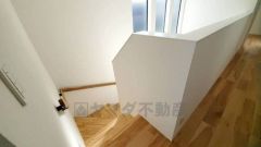 小さなお子様やご高齢の方でも安心できる、手すり付き階段。段差も低めで設定されており、安全性にも優れています。