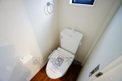 温水洗浄機付トイレです。節水機能もあるので、安心して使えますね。もちろん、1階2階の2ヶ所にトイレがあるので、忙しい朝にもゆとりができますね。