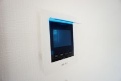防犯性、セキュリティ対策に安心できるテレビモニター付きインターフォンです。セールスマン対策にもなり安心できます。