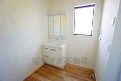 三面鏡つき洗面台。鏡裏にたっぷりとした収納スペースがあります。鏡を閉めてしまえば小物は見えないため、スッキリとした印象の洗面台にできます。