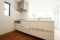 カウンタートップは耐熱性に優れており、日ごろのお掃除もふき取るだけでＯＫ。ステンレスシンクも簡単にお掃除できますよ。