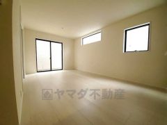 大きな窓のあるリビングは、陽光あふれる明るい空間です。居心地良く、ご家族皆がゆったり寛げる憩いの空間となりそうです。