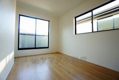 同仕様写真。寛ぎの時間を紡ぎだす主寝室は、大型ベッドを置いても余裕の広さを確保しています。