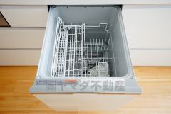 食事の後の手間を解消する食器洗い乾燥機付。冬場の洗い物で手荒れの悩みもなくなります。手洗いよりも節約できて便利。